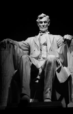 lincoln seated (13K)
